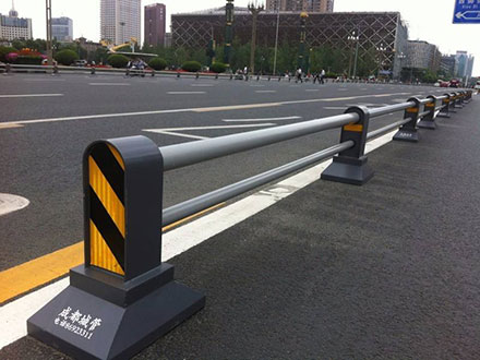 橫梁式<a href='http://m.dyfmdq.com' target='_blank'><u>道路<a href='http://m.dyfmdq.com' target='_blank'><u>護(hù)欄</u></a></u></a>